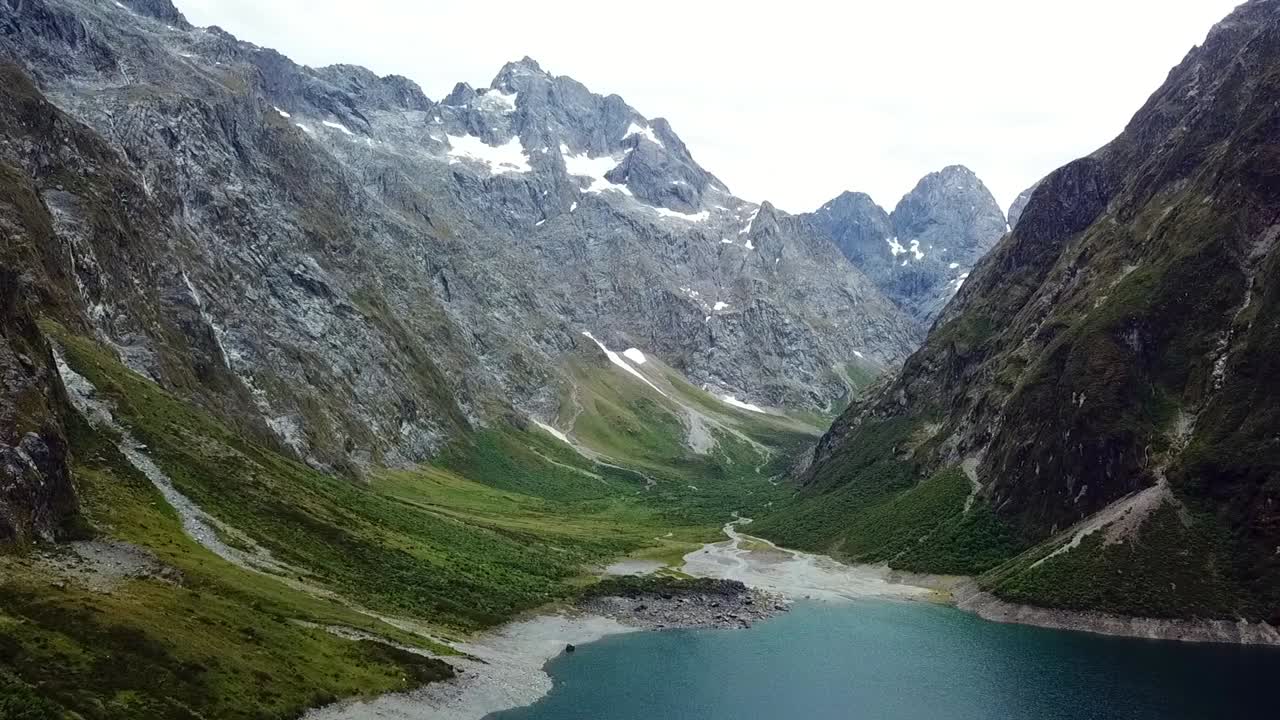 vista de drones del lago marian, isla sur, nueva zelanda
