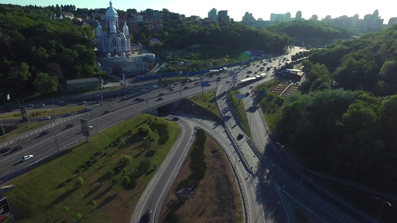 도시 에서 교회 를 지나가는 자동차. 고속도로 교차로 에 있는 자동차 교통 의 공중 전망