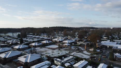 Verschneite-Dächer-Im-Niederländischen-Bungalowpark.-Überflug-Aus-Der-Luft