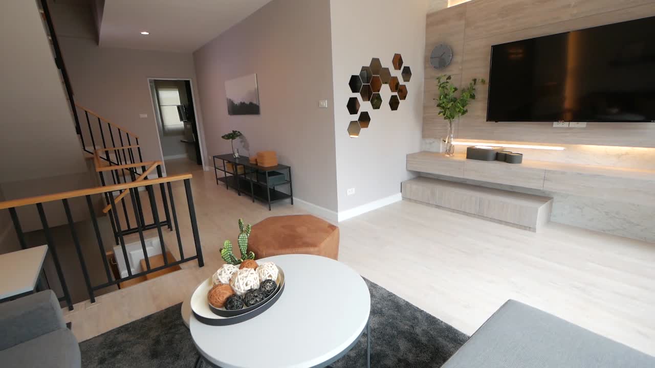 recorrido elegante y moderno de la sala de estar en tonos tierra