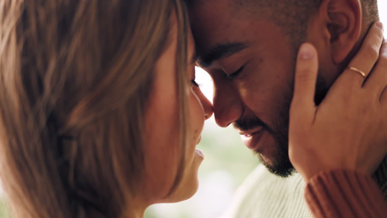 Amore, coppia, volti e occhi chiusi in felice relax