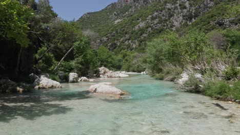 Suave-Vuelo-Bajo-Sobre-El-Río-Acheron-En-El-Norte-De-Grecia