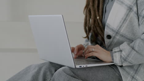 mujer usando laptop