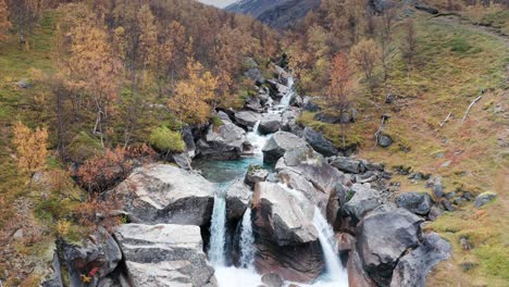 vista aérea del río salvaje que cae en cascada en el cauce rocoso