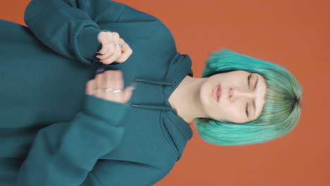 vídeo vertical de una joven enferma tosiendo.