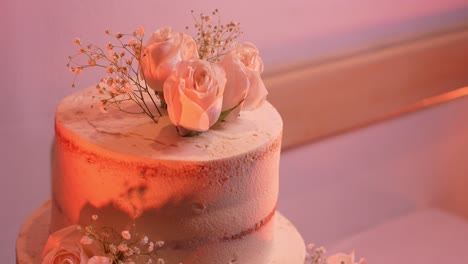 Hermoso-Pastel-De-Bodas-Blanco-Decorado-Con-Rosas-Blancas