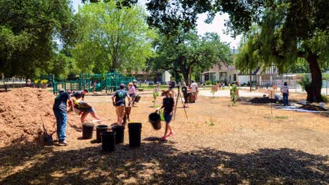 Timelapse-Del-Grupo-De-Voluntarios-Construyendo-Camas-Elevadas-En-Un-Jardín-Escolar-En-La-Escuela-Primaria-De-San-Antonio-En-Ojai,-California