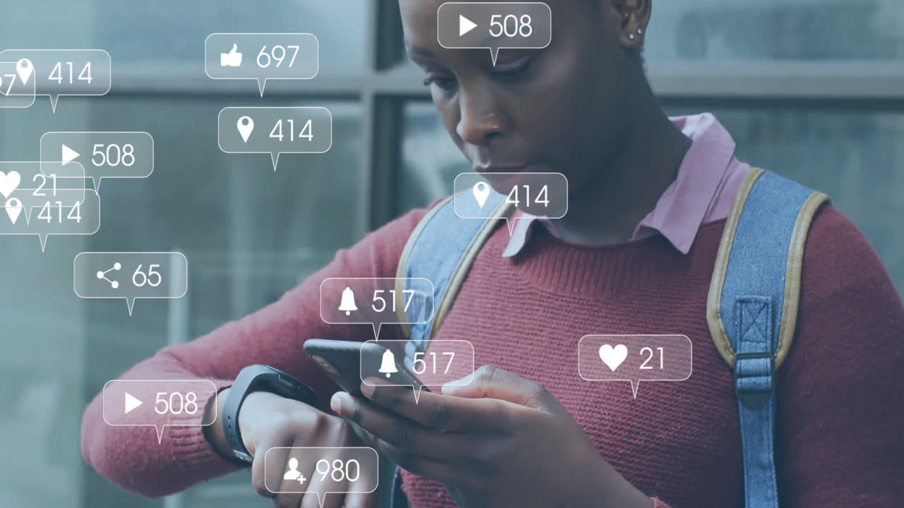 animación de iconos de los medios sobre mujer afroamericana usando teléfono inteligente en la ciudad