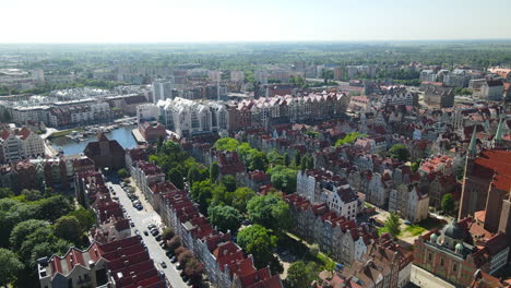 espectacular vista aérea sobre el histórico casco antiguo gótico de gdansk, polonia