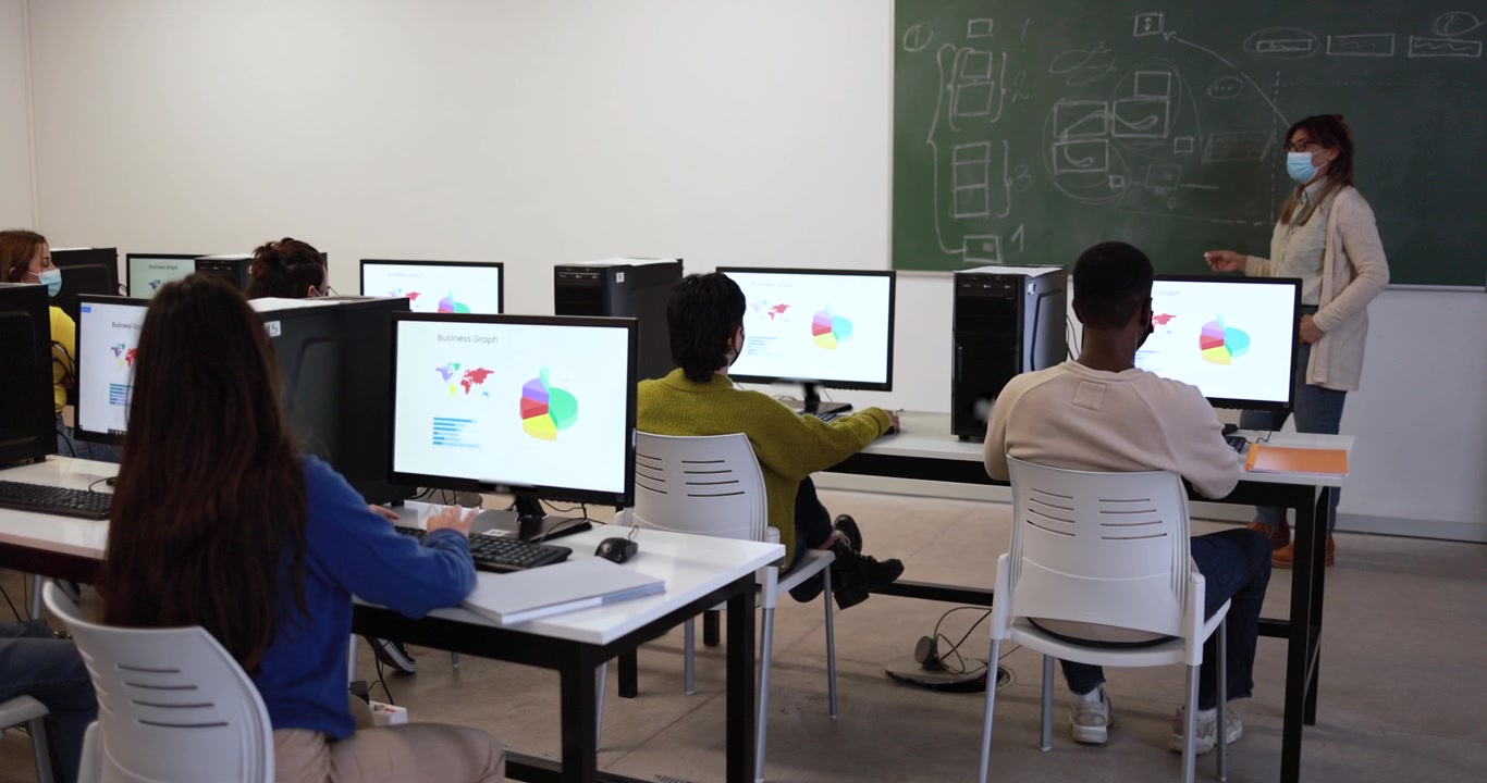Insegnante che tiene una lezione agli studenti in un laboratorio informatico