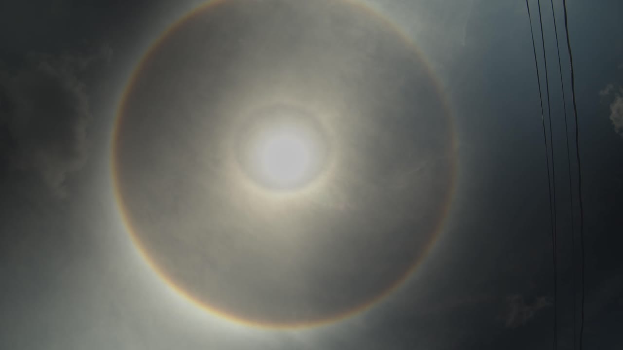 time-lapse épico de un halo alrededor del sol.
