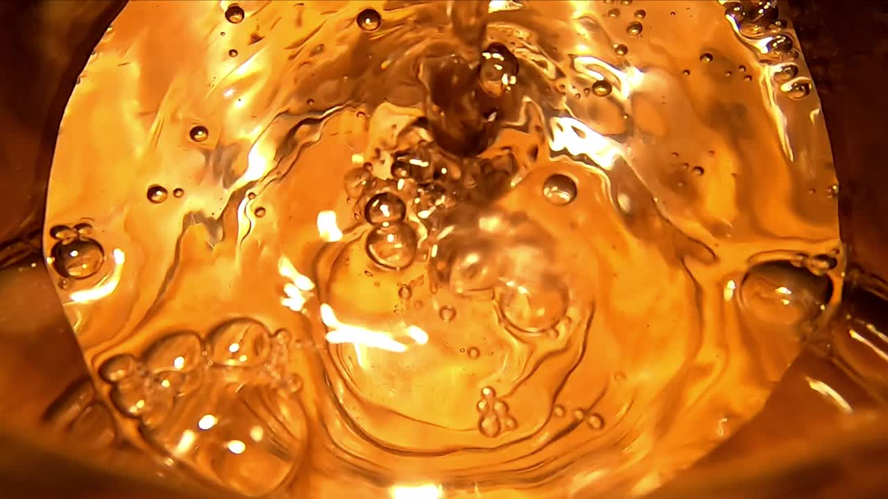 유리 안에 물 붓기