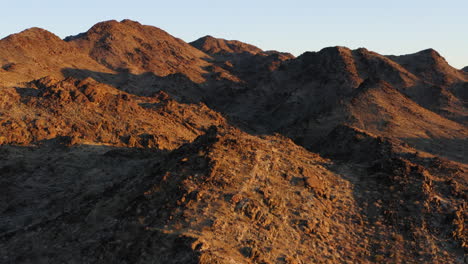 Fliegen-über-Raue-Berge-In-Richtung-Spitzen,-Arizona,-Usa,-Luft