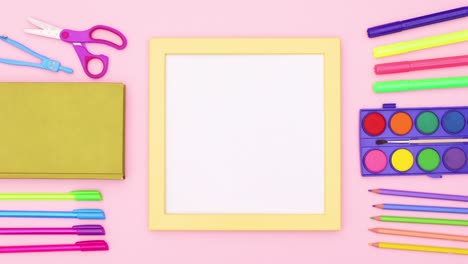 la papelería escolar aparece alrededor del marco con tema blanco para el texto en fondo rosa.