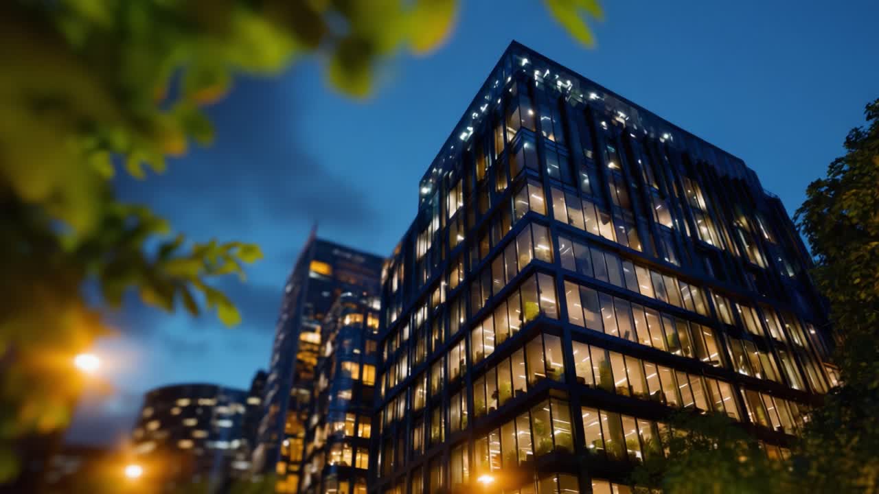 Arquitetura moderna iluminada à noite, com fachadas de vidro e paisagem urbana com vegetação exuberante, mostrando design contemporâneo e a atmosfera da cidade
