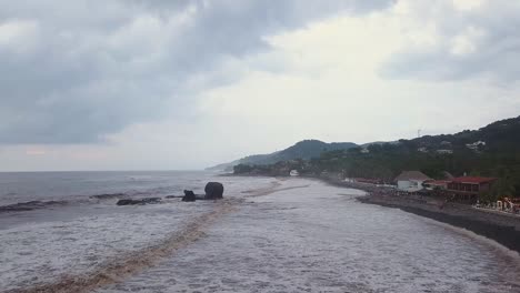 Beliebter-Surfspot,-El-Tunco-Beach-In-El-Salvador,-An-Einem-Bewölkten-Und-Bewölkten-Tag---Luftaufnahmen---Dolly-Rein-1