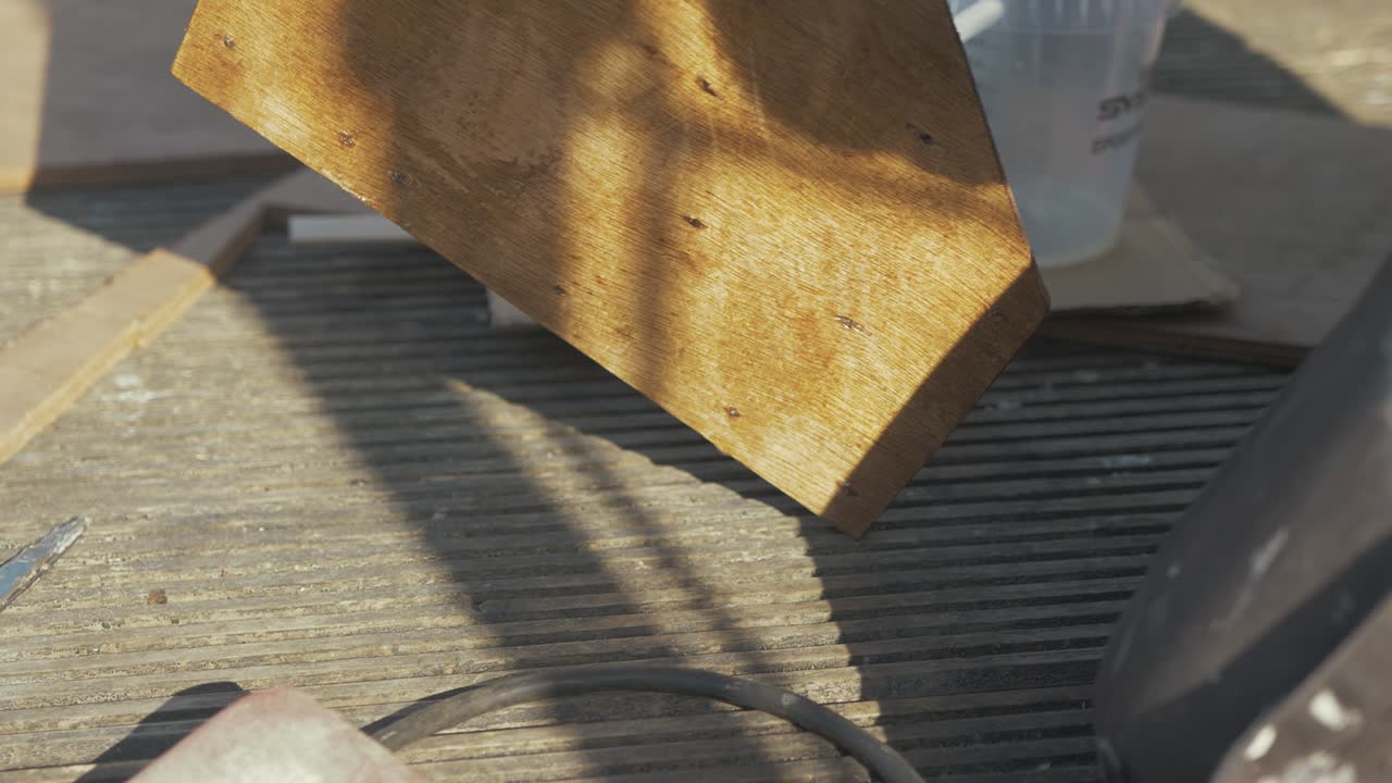 플라이우드 표면 위에 에포크시를  ⁇ 는 것