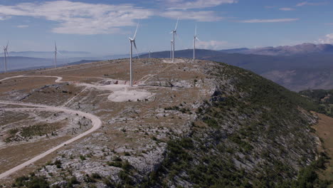 vista aérea de la granja de turbinas eólicas en un acantilado