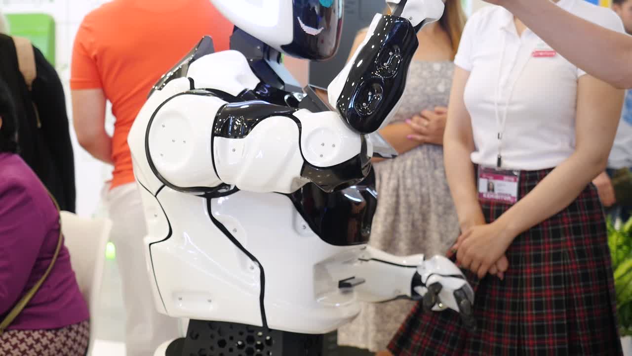 robot blanco en una exposición