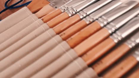 pinceles para pintar sobre una mesa organizada