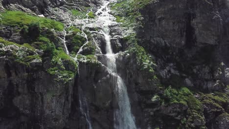 cascada de montaña