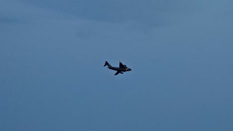 un avión solitario vuela a través de un cielo azul claro