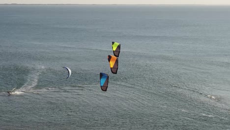 Drei-Bunte-Drachen-Schweben-Vor-Einem-Kitesurfer-In-Der-Dutch-Bay