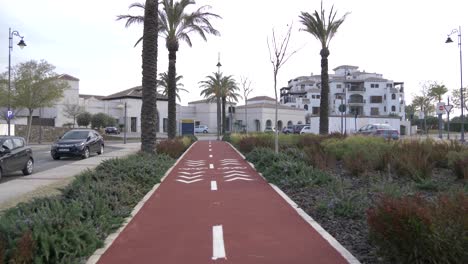 Radweg-Und-Blumen-Auf-Beiden-Seiten-In-Spanien