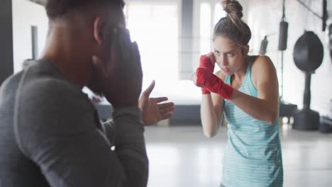 video de una mujer y un hombre en forma de boxeo en el gimnasio