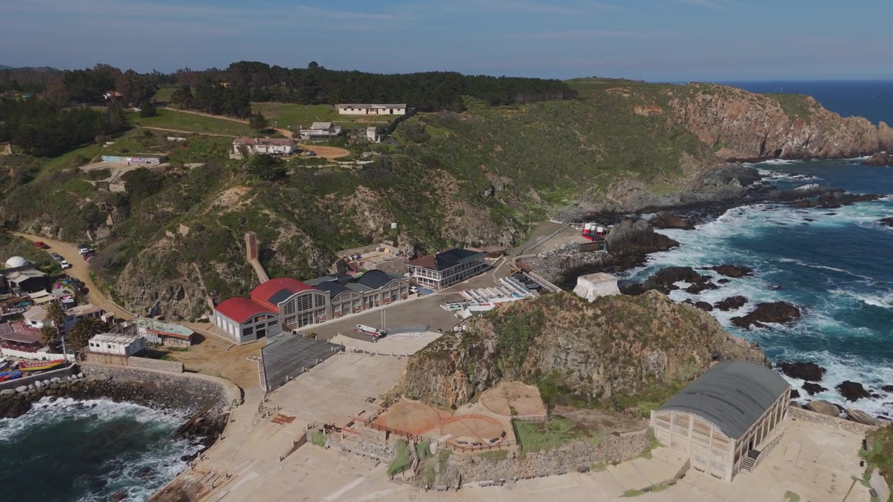 Vista aerea della Fondazione Museo Quintay, ex Museo della Balena, situata lungo la frastagliata costa cilena a Valparaíso, Cile. Ripresa in allontanamento e in elevazione.
