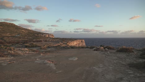puesta de sol pinta color púrpura fundido en plateu cerca de la costa en el mar mediterráneo en malta