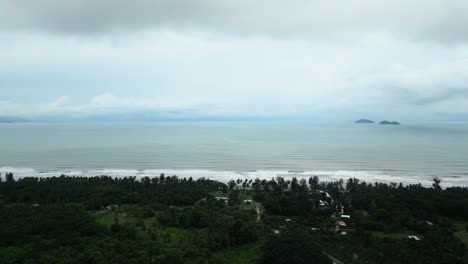 hermosa vista de avión no tripulado de la playa de sematan, con dos pequeñas islas y el mar azul, sarawak, borneo.
