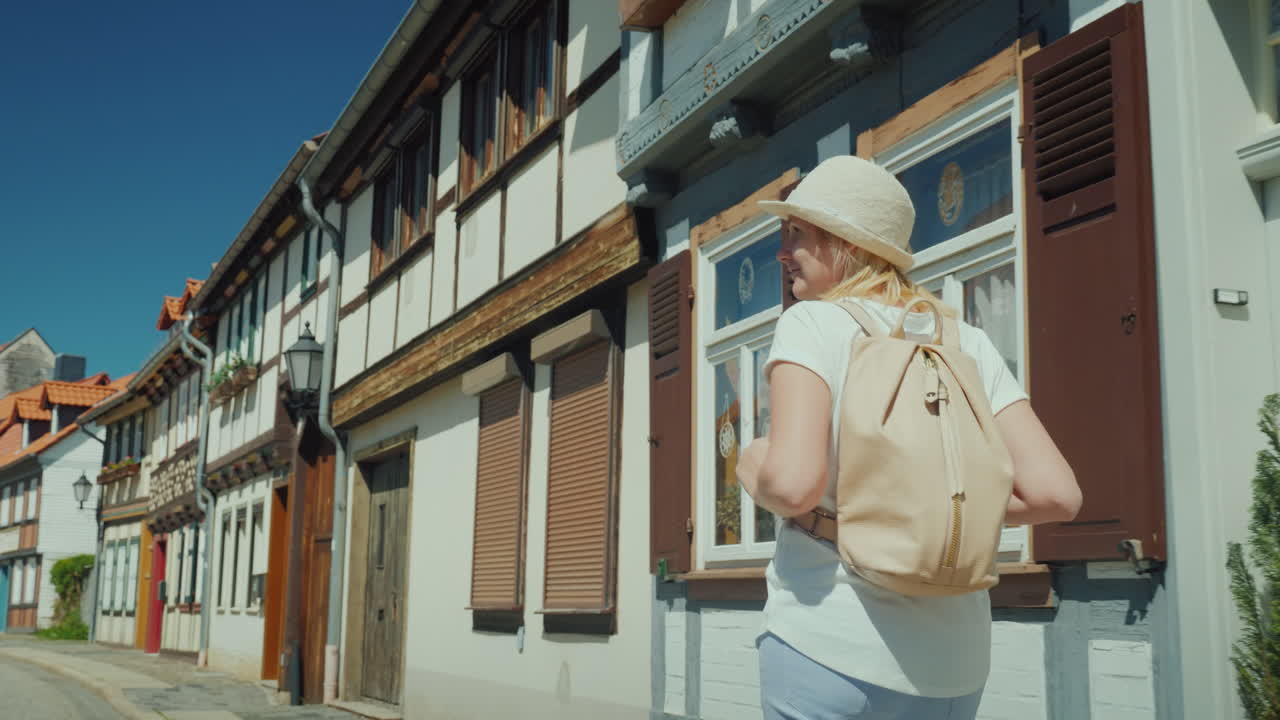 행복한 관광객은 오래된 독일 거리를 존경합니다.