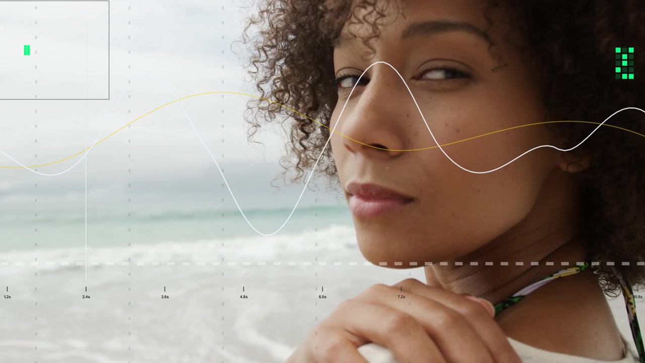 Frau dreht den Kopf am Strand, aktiviert eine Wellenform-HUD-Animation und enthüllt ein Porträt für eine Tech-Demo.