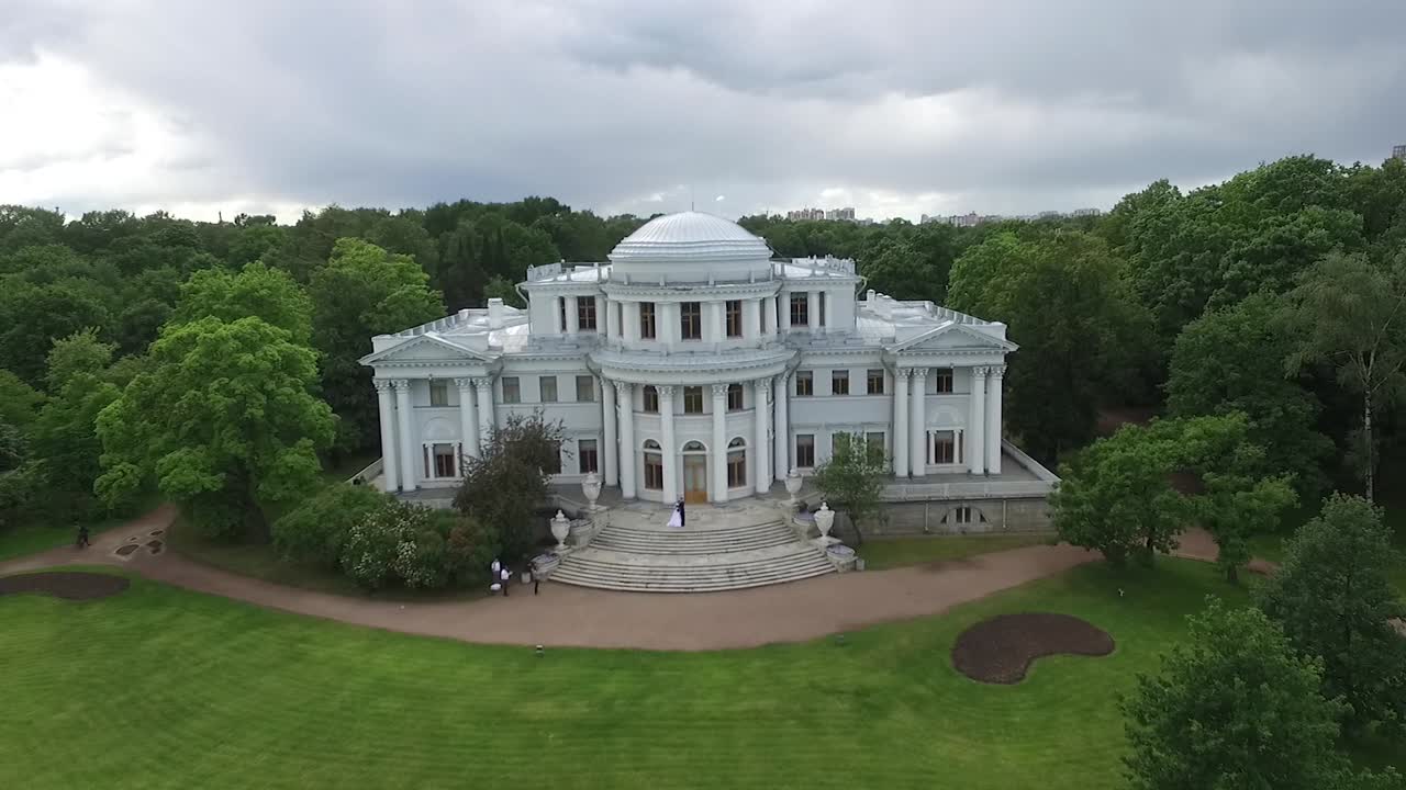 공원 에 있는 궁전 에서 결혼식