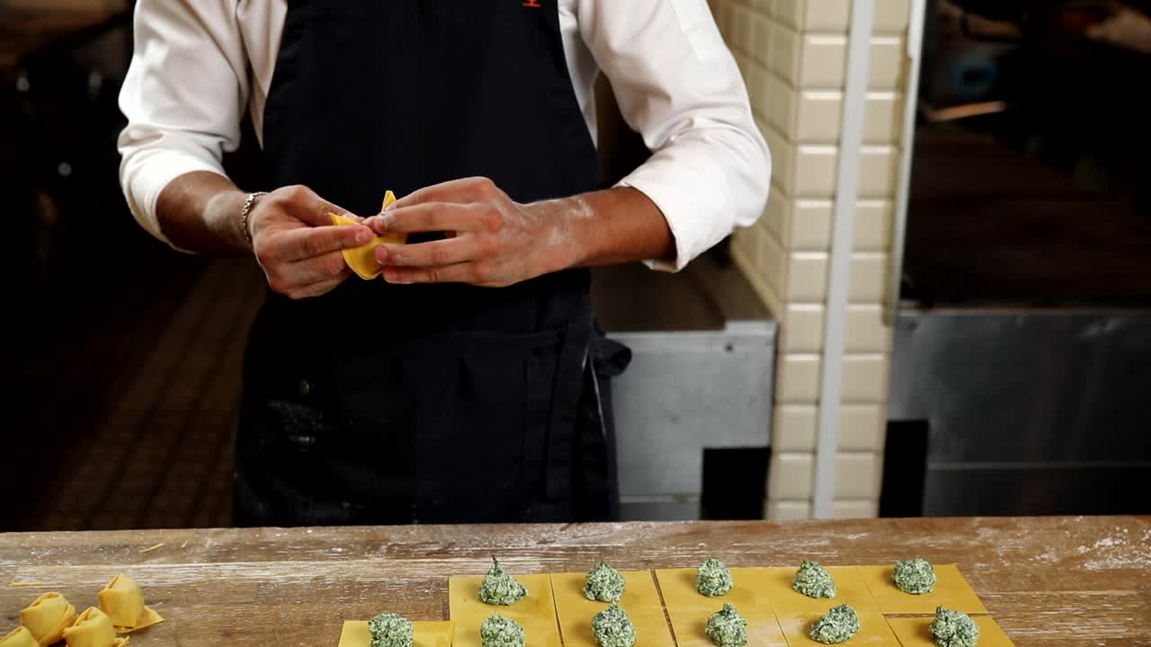 chef haciendo tortellini