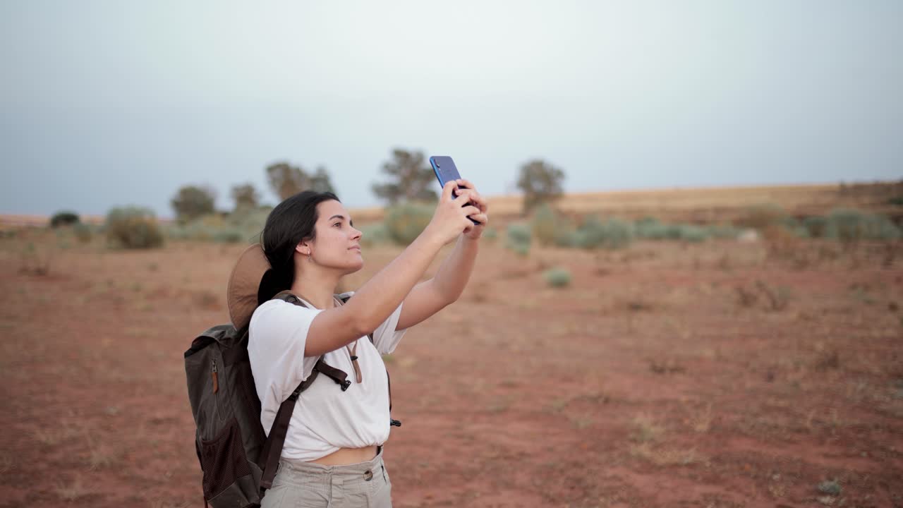 mujer tomando una selfie en el desierto