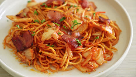 espaguetis salteados con kimchi y tocino - estilo comida fusión