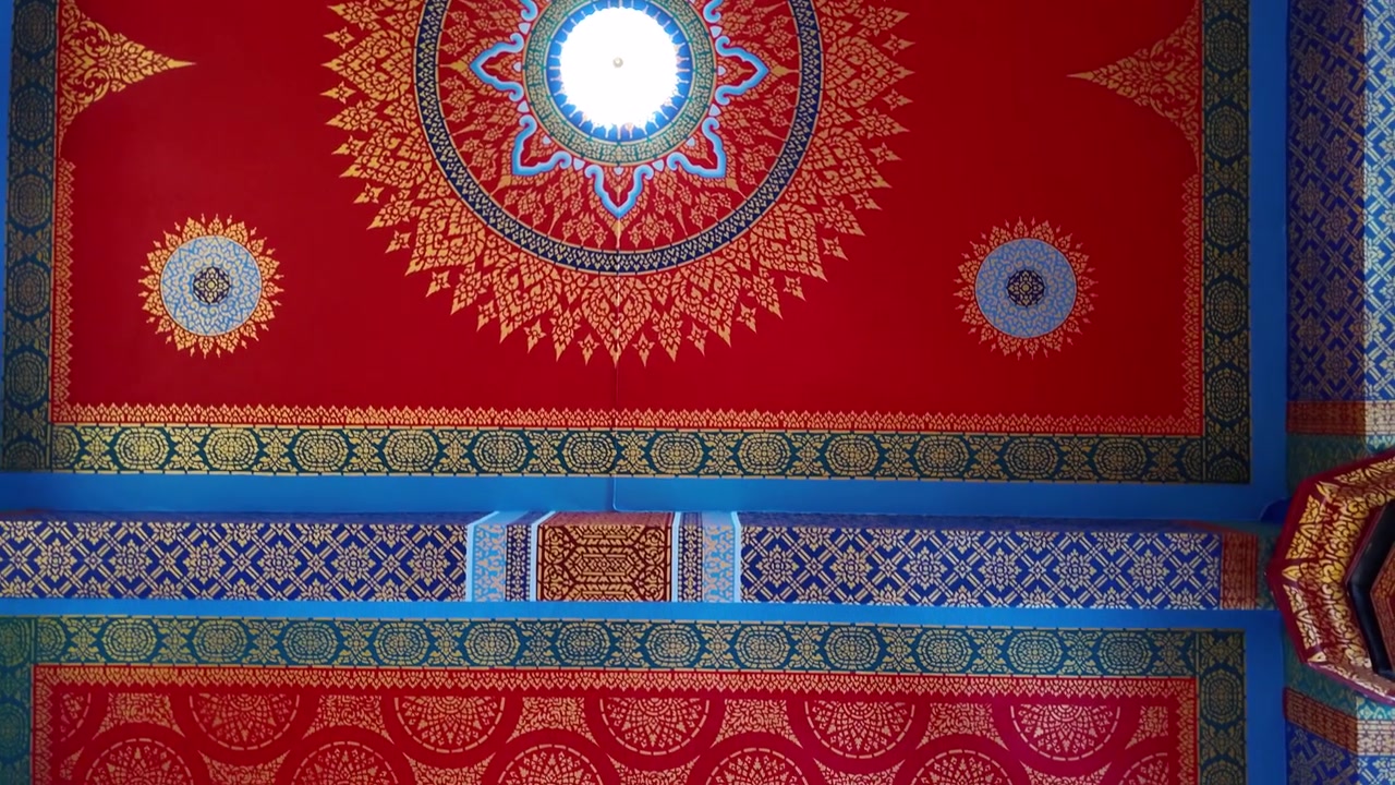 Pittura e decorazione tradizionale thailandese sul soffitto del Tempio della Grotta della Tigre, arte religiosa buddista.