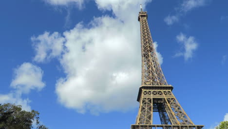 Torre-Eiffel-Día-Tiempo-Cielo-Azul-Gran-Nube-Pasa-Tiempo-Lapso-Francia,-París