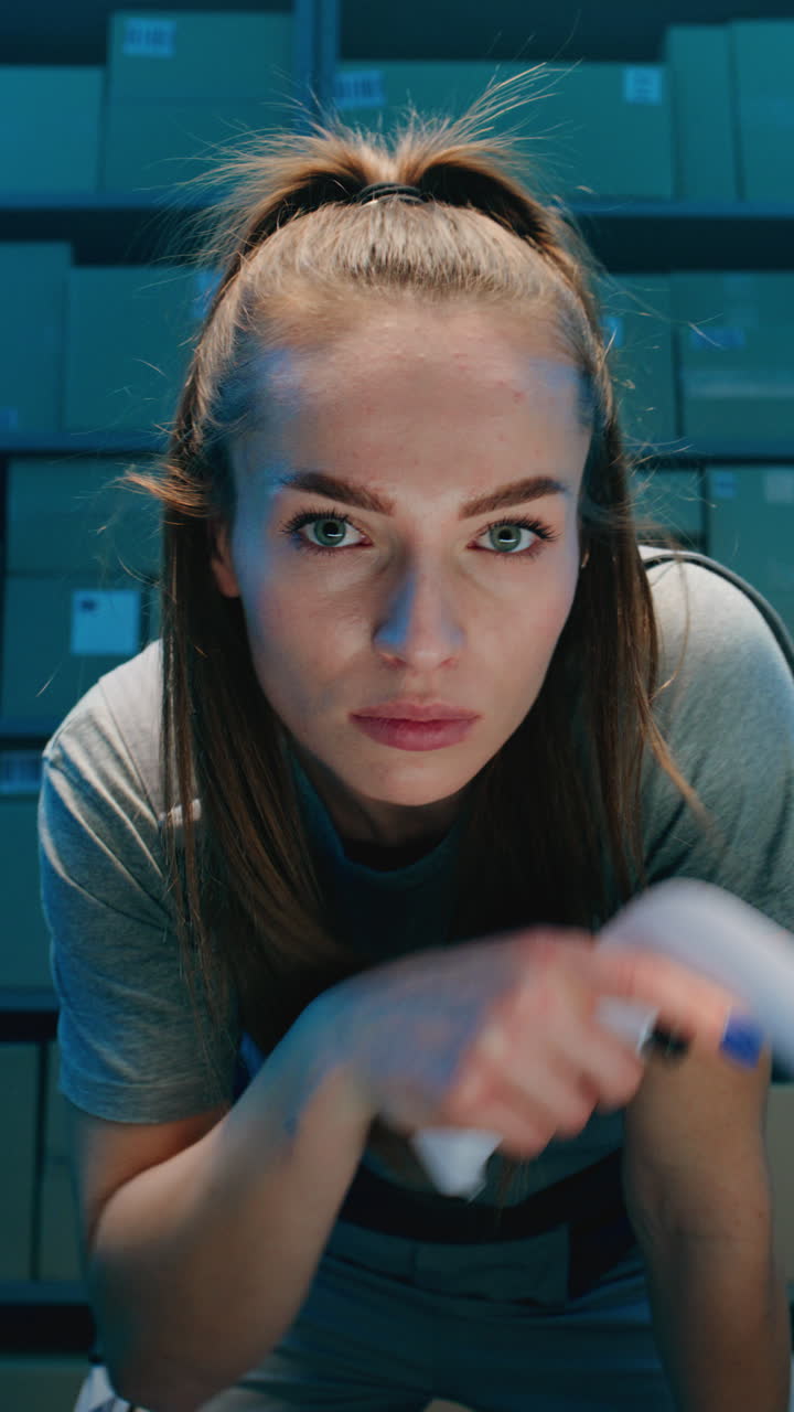 mujer inspeccionando documentos en un almacén