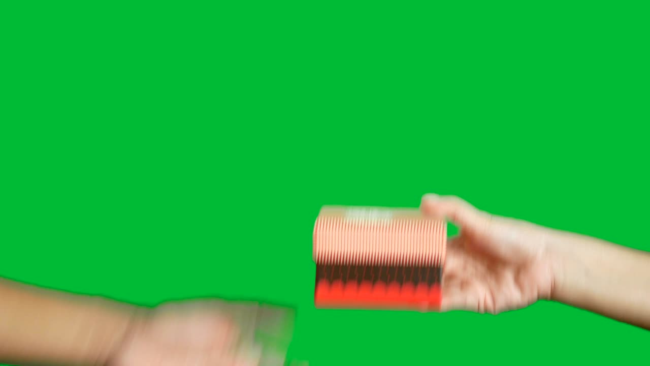 4k: 사람들이 손으로 주고 빨간 선물 상자를 가져와 크로마 키 녹색 스크린 배경에 고립합니다.