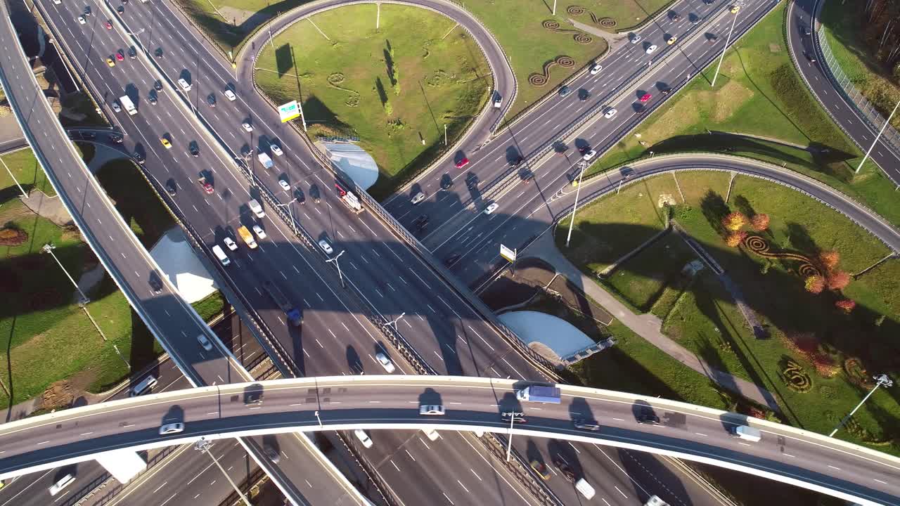 모스크바의 고속도로 교차로 교통 경로의 공중 뷰.