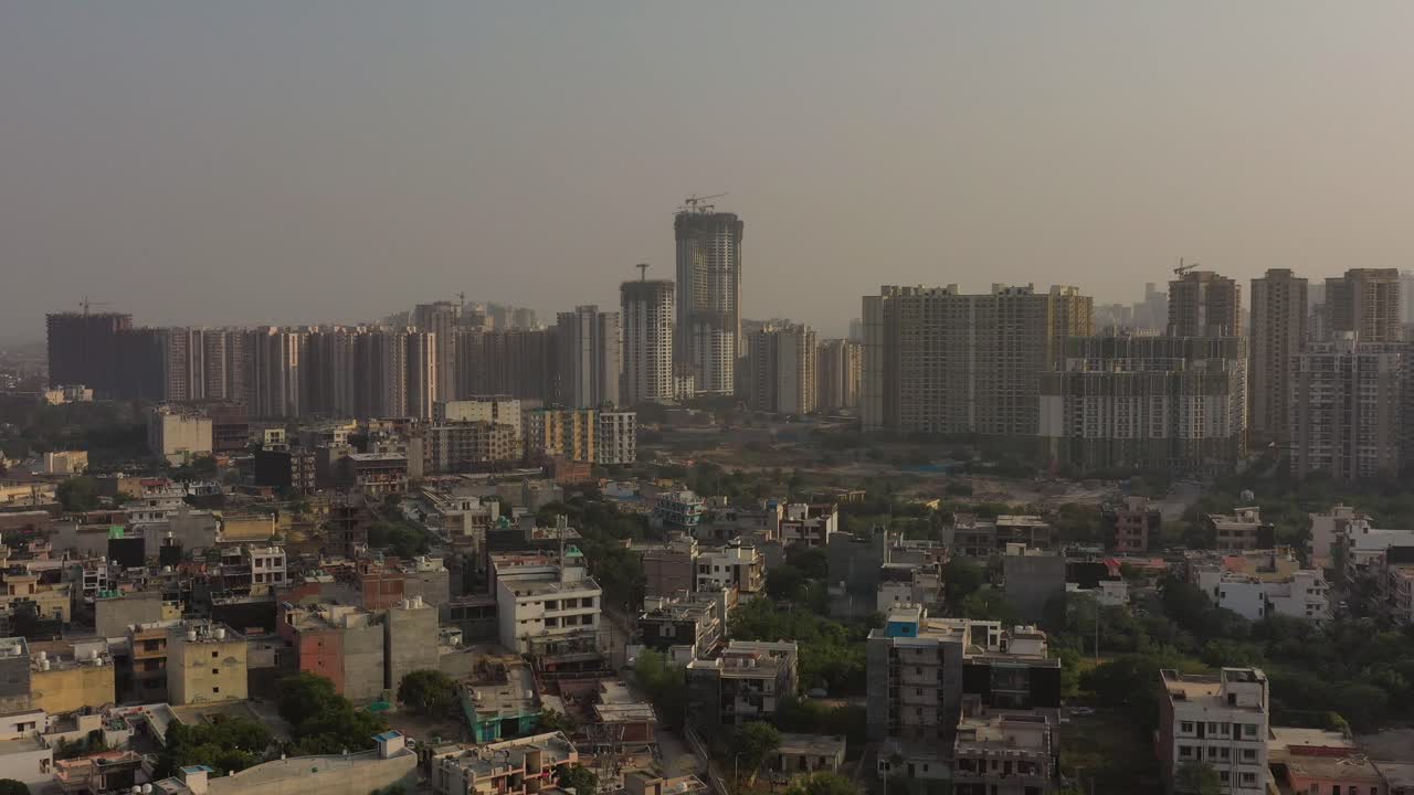 Riprese aeree con drone di edifici urbani, case residenziali e inquinamento a Nuova Delhi, India 4k UHD