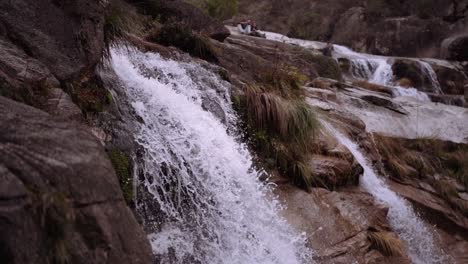 cacerola lenta de cascada en cámara lenta plano medio