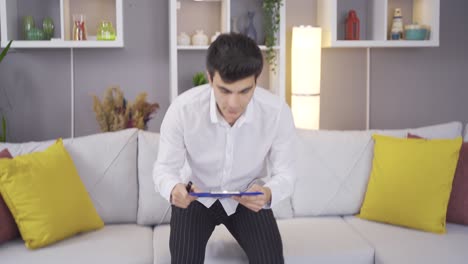 el joven locutor, el reportero, el orador, el actor están ensayando en casa.