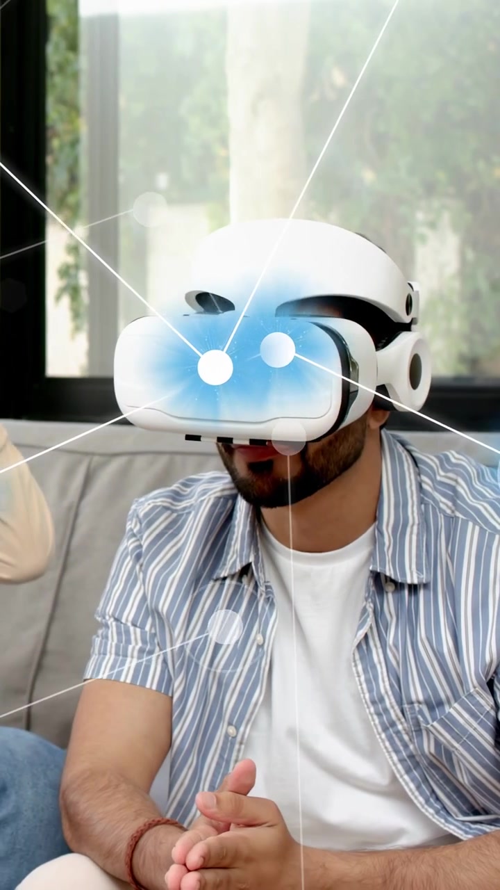 Video vertical: Hombre poniéndose un casco de realidad virtual y gesticulando hacia una red tecnológica con líneas y nodos probando una interfaz