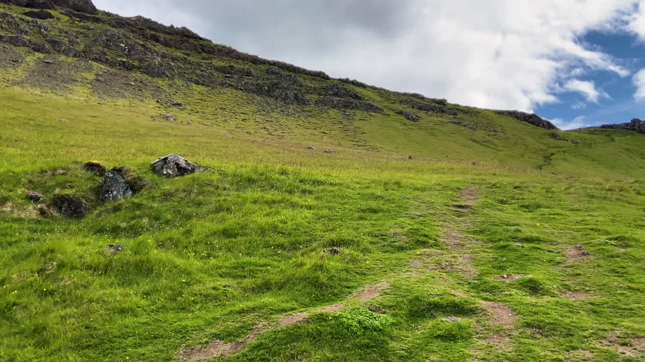 colinas rocosas y prados verdes de islandia, vista panorámica