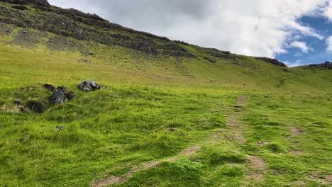 colinas rocosas y prados verdes de islandia, vista panorámica