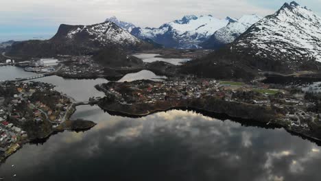 Herunterkippen-Von-Drohnenaufnahmen-Einer-Erstaunlichen-Talstadt-Mit-Bergigem-Hintergrund